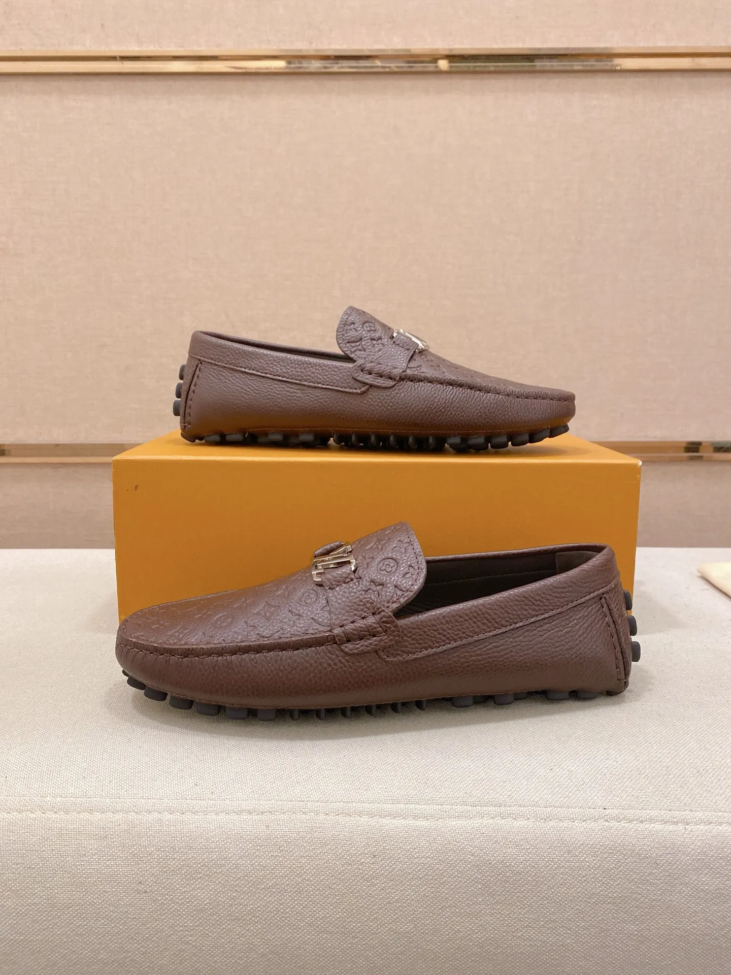 Factory price: 500💰High-end quality! LV 🆕🆕Exclusive hot-selling products in stock🔥🔥New products on the shelves, high-quality Ferragamo men's pea shoes, high-end casual driving shoes, with complete packaging! 💪 💪 Material: imported pebbled first-layer cowhide 🐂 + imported high-quality buffalo leather lining + wear-resistant outsole 👍🏻👍🏻 Features: high-end and comfortable, purely handmade 🚀 🚀 Create the perfect shoe that suits you best 🔥 🔥 Size: (38-44) 45 standard size can be customized!